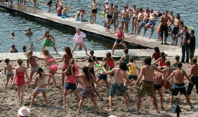 Tym pokazem tańca wolontariusze wzbudzili niemałą sensację na plaży w Golejowie.