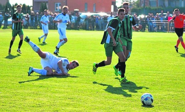 Piłkarze Sokoła (zielono-czarne stroje) zaaplikowali rywalowi aż 6 goli.