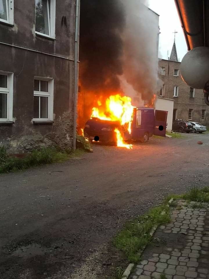 Auto spłonęło w Głuchołazach. Czarna seria nocnych pożarów w powiecie nyskim