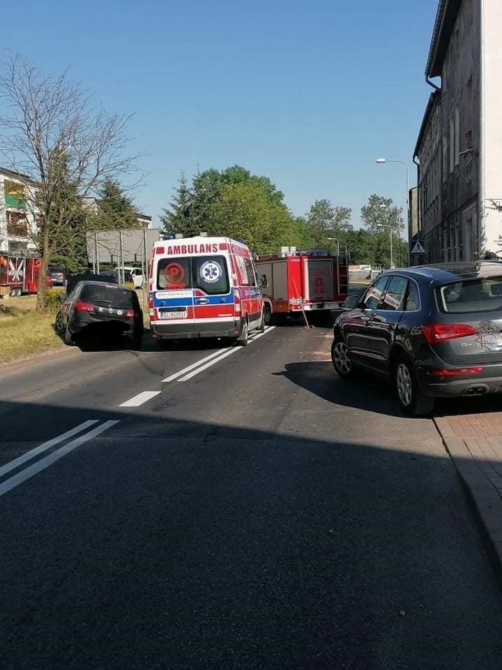Przy ul. Fabrycznej w Bobolicach zderzyły się dwa samochody...