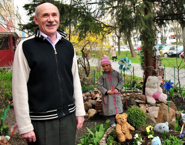 Jan Henschel z ul. Paganiniego dla swojej wnuczki Ali i wszystkich dzieci z osiedla stworzył na trawniku przed blokiem pluszowe zoo