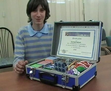 15-latek z Białegostoku jest mistrzem w speedcubing'u czyli szybkim układaniu kostki Rubika.