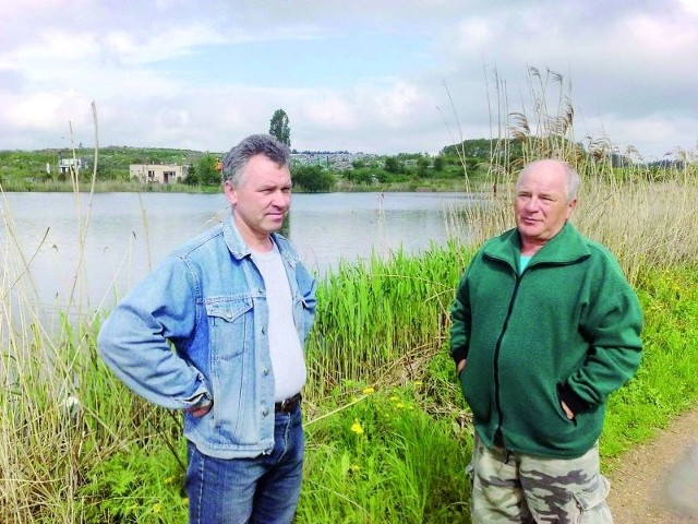 &#8211; Do tych zbiorników przez lata spływały wszystkie odcieki z wysypiska. Boimy się, że zanim zbudują kanalizację, cała ta  woda popłynie na naszą ziemię &#8211; mówią Krzysztof Orluk i Jerzy Kosiłło.