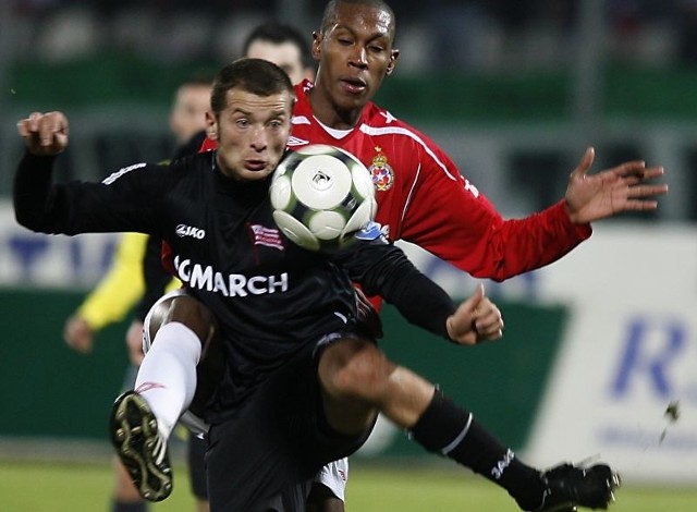 Derby Krakowa w Sosnowcu. Gracz Wisły Marcelo (z tyłu) walczy o piłkę z Łukaszem Mierzejewskim z Cracovii.
