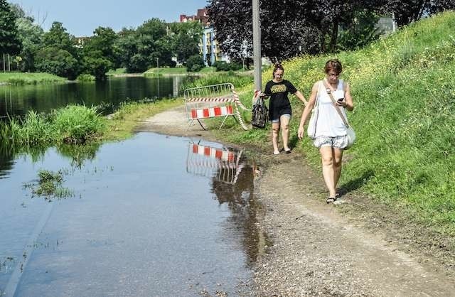 zalane bulwary kolo mostu Pomorskiego  wysoki poziom brdy