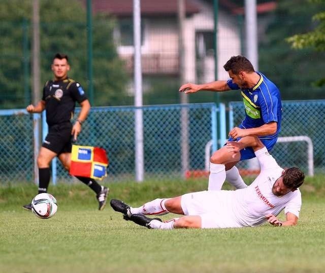 Jednego z goli dla Elany zdobył Patryk Aleksandrowicz (w niebieskim stroju)