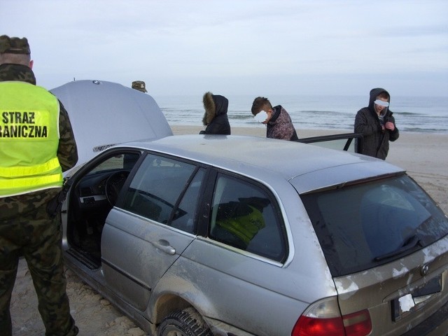 Auto ugrzęzło w piasku na plaży w Łebie.