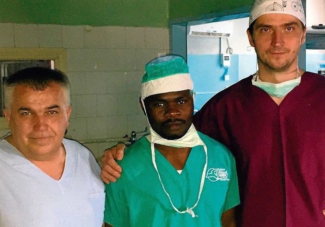 Marek Kiluk (na zdjęciu z lewej) i Grzegorz Sadowski dzielili się swoją wiedzą z medykami w Tanzanii.