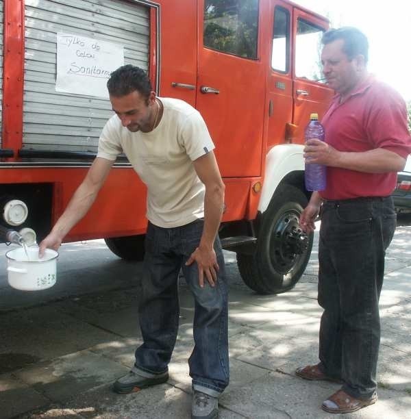 Wczoraj przed południem Adam Czechowicz i Janusz Gajewski mogli bez kolejki wziąć wodę. Jednak zdarzyło się im już czekać w ogonku i to na wodę, której i tak nie można pić.