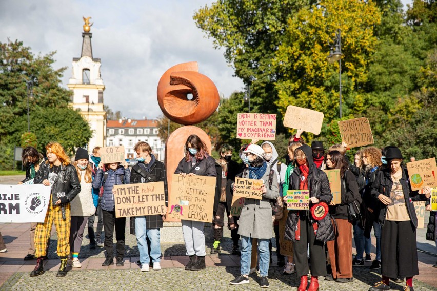 Aktywiści z Młodzieżowego Strajku Klimatycznego protestowali...