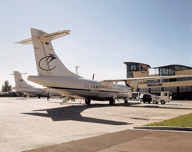 Pierwszy rejs do Frankfurtu odbył się 18 stycznia 1993 r. turbośmigłowym samolotem ATR-42 (na zdjęciu). Na pokładzie znajdowało się kilkunastu pasażerów.