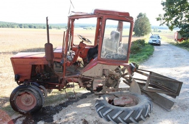 Siedzący za kierownica pojazdu mężczyzna oraz podróżująca z nim kobieta zostali przewiezieni do siemiatyckiego szpitala. W szpitalu wyszło na jaw, że 47-latek miał w organizmie ponad 2 promile alkoholu.Teraz szczegółowe okoliczności i przyczyny zaistniałego zdarzenia wyjaśniają siemiatyccy policjanci.