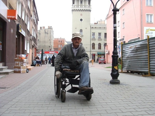 Jerzy Boszczoń mówi, że ulica Warszawska jest wyludniona od rana. Dopiero po 16.00 pojawia się na niej tyle ludzi, że czasami trudno przejechać wózkiem inwalidzkim.