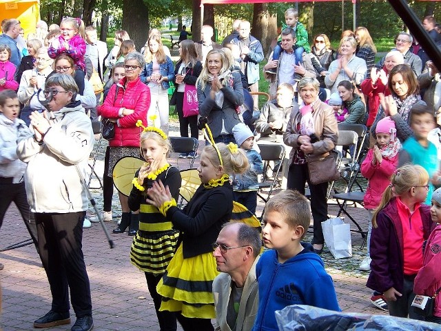 Publiczność w parku bawiła się podczas występów młodzieży z Zespołu Placówek Oświatowych w Przysusze, w tym szkolnego chóru połączonych sił uczniów szkół podstawowych numer 1 i 2.