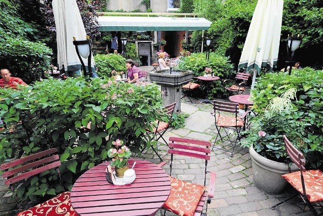 Podwórka zamienione na ogródki nie przyciągną tak klientów jak stoliki na chodniku