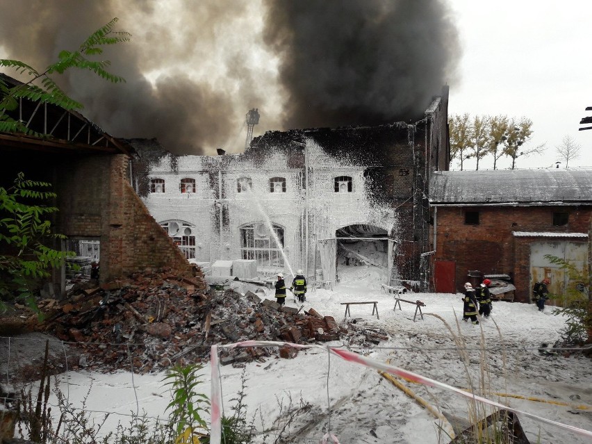 Pożar w Raciborzu Brzeziu: Płoną hale magazynowe zakładu...