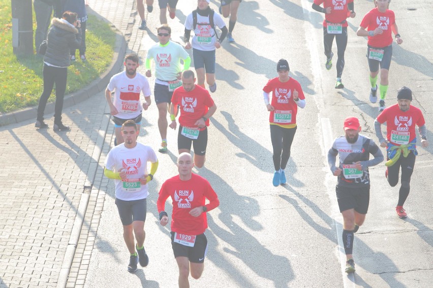 Około 25 tysięcy biegaczy zmaga się z 10-kilometrową trasą...