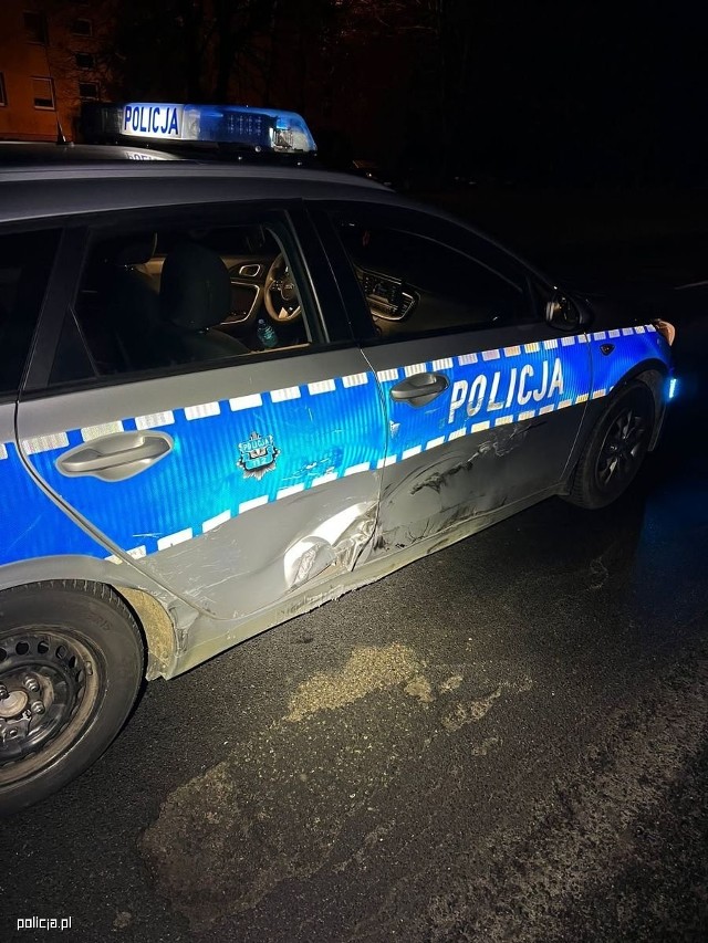 Policjanci z Namysłowa prowadzili pościg za kierowcą Volkswagena, który nie zatrzymał się do kontroli. Po kilku kilometrach pościgu 45-latek próbował staranować radiowóz. Policjanci zostali zmuszeni do użycia broni.