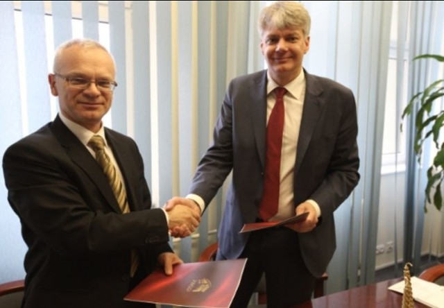 Dyrektor MPK (z lewej) i rektor PWSIiP podpisali umowę współpracy.