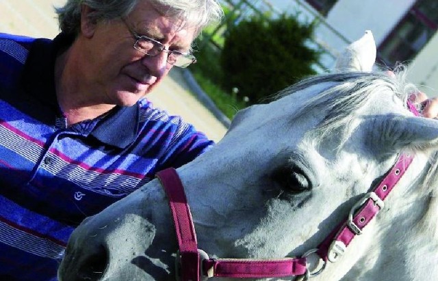 Jean-Pierre Morin lubi konie. U siebie, w Burgundii, ma ich kilkadziesiąt. Teraz swoje pasje realizuje w Polsce. Jednym z pierwszych efektów jego działania jest powstała w krótkim czasie kryta ujeżdżalnia.