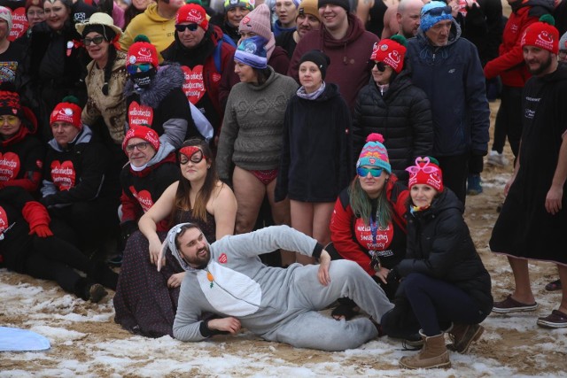 Morsy z Pogorii w niedzielę morsowały na rzecz WOŚP    Zobacz kolejne zdjęcia. Przesuwaj zdjęcia w prawo - naciśnij strzałkę lub przycisk NASTĘPNE