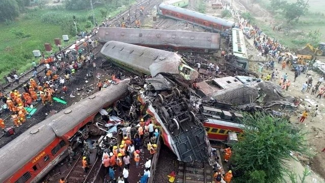 Do zderzenia trzech pociągów, dwóch pasażerskich i towarowego, doszło w piątek wieczorem na południowy zachód od Kalkuty.