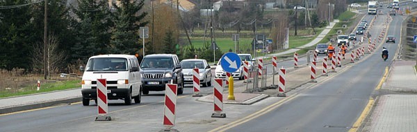 Drogowcy zapewniają, że nie ustawią metalowych barier w rejonie Parkosza. Na zdjęciu fragment modernizowanej &#8222;czwórki&#8221; w tej miejscowości.