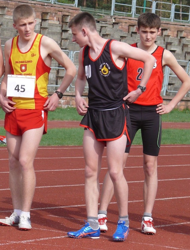 Kamil Bielawski z Olimpu Strawczyn (z numerem 40) zajął drugie miejsce w biegu na 1000 metrów na zawodach w Radomiu.   