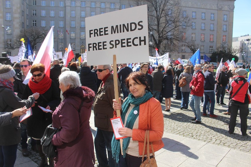 Działacze i sympatycy KOD manifestują w Katowicach na placu...