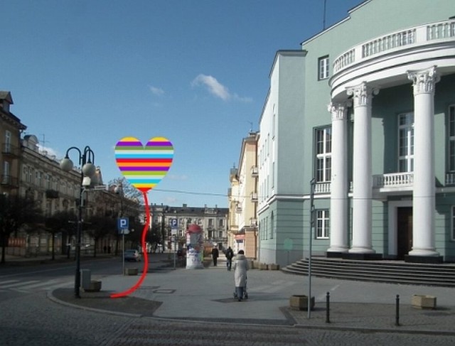 Balon powinien wisieć w optymalnym i najlepszym dla niego miejscu: na rogu skrzyżowania ulic Moniuszki z ulicą Sienkiewicza przy Pałacu Ślubów.