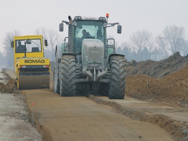 Na większości odcinków budowanej autostrady A4 prace wre. Jednak budowlańcy nie są w stanie nadrobić wiosenno – letnich opóźnień.Fot. N. Ziętal