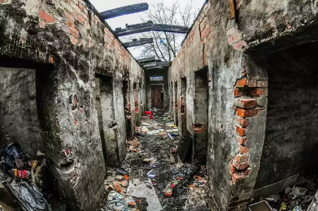 Budynki socjalne i baraki na ulicy Szpitalnej wymagają nie tylko remontu. Jak tutaj jest brudno widać szczególnie zimą. Choć niektórzy sobie chwalą okolice. Las, cisza i spokój. Czy naprawdę tak tutaj musi  wyglądać?INFO Z POLSKI 13.04.2017 - przegląd najciekawszych informacji ostatnich dni w kraju