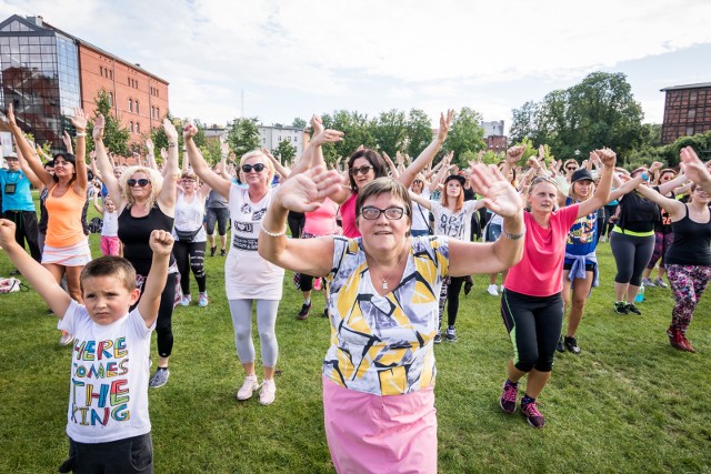 Impreza pn. "Zumba Fitness" zgromadziła w sobotnie popołudnie na Wyspie Młyńskiej tłum bydgoszczan w każdym wieku. Szczególną uwagę poświęcono najmłodszym amatorom dyscypliny łączącej taniec z fitnessem.źródło: TVN Meteo Active / x-news