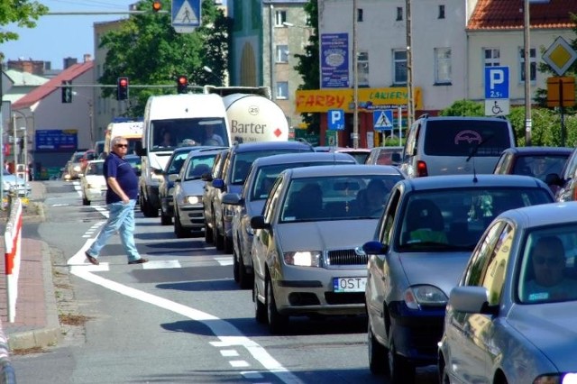 Korek na DK 94, przebiegającej przez centrum Strzelec Opolskich.