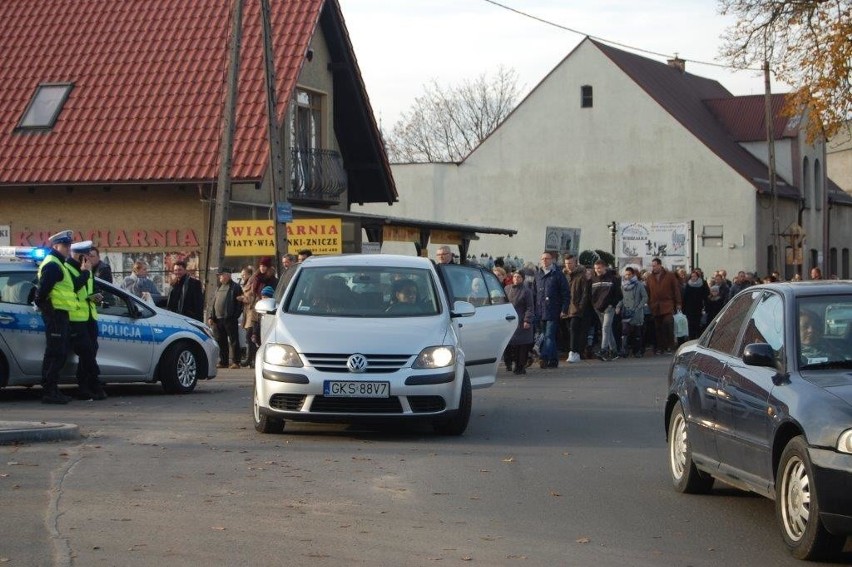 Mieszkańcy Kościerzyny odwiedzają groby bliskich [ZDJĘCIA]