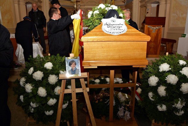 We wtorek, 30 października odbył się pogrzeb Małgorzaty Węgrzyn, wieloletniej wójt gminy Klucze, radnej Rady Powiatu Olkuskiego i posłanki na Sejm X kadencji. Odeszła tuż przed Wszystkich Świętych, w sobotę 27 października.
