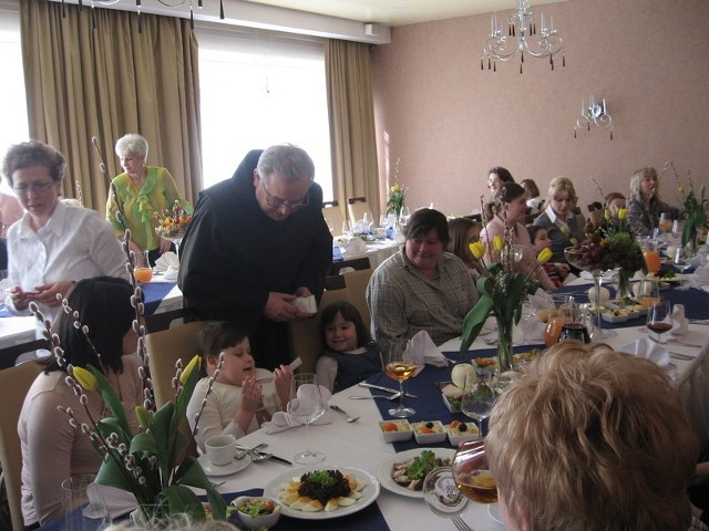 Ojciec gwardian Antoni Maciejowski  wręczył dzieciom obrazki religijne. 