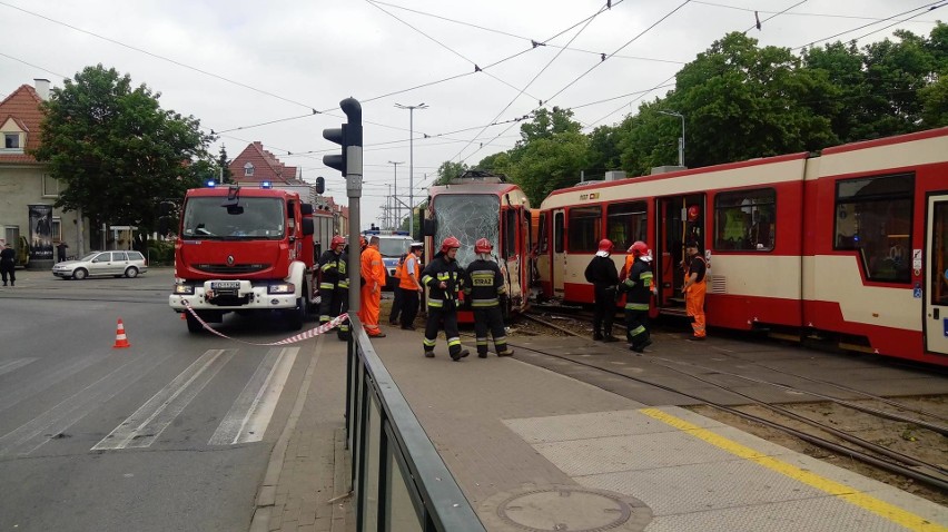 Zderzenie tramwajów w Gdańsku Wrzeszczu. Dziesięć osób rannych [ZDJĘCIA]