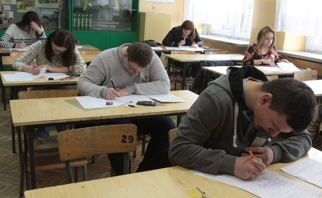 Maturzyści z wielu szkół w Radomskiem piszą dziś próbną maturę z języka polskiego. Wśród nich są uczniowie z X Liceum Ogólnokształcącego w Radomiu.