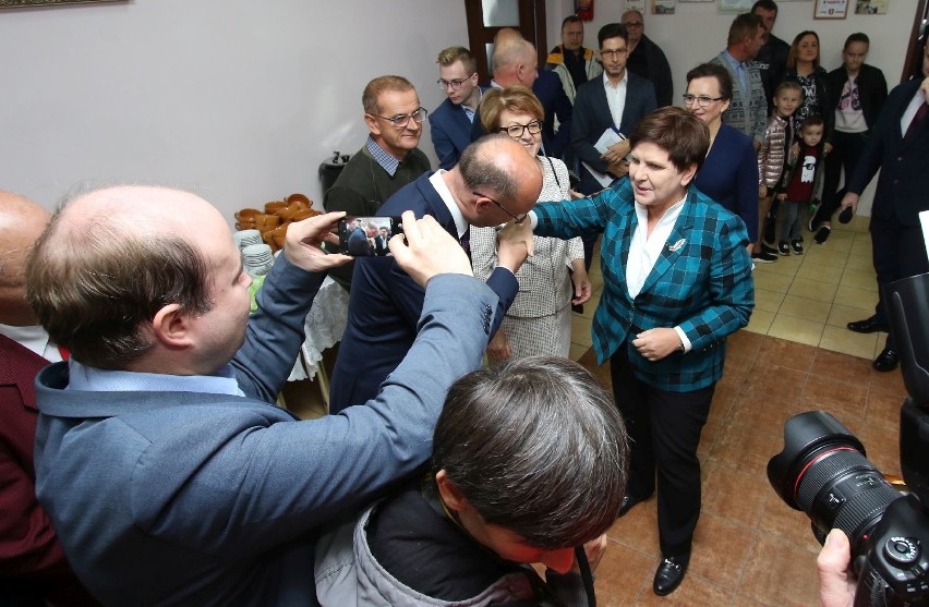 Była premier Beata Szydło i wojewoda Agata Wojtyszek u strażaków i gospodyń w Prząsławiu i Piotrowicach. Były ostre tańce. ZAPIS TRANSMISJI