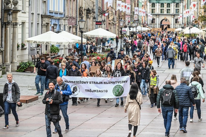 "Wasza Bierność Nas Zabija!" hasłem przewodnim Młodzieżowego Strajku Klimatycznego, który przeszedł ulicami Gdańska 23.09.2022 