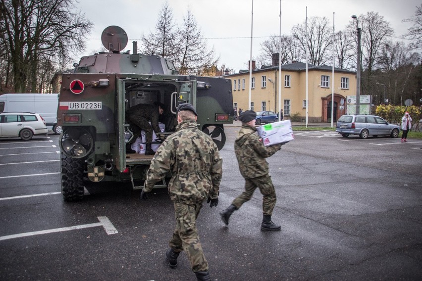Żołnierze potrzebne domowe sprzęty dowieźli Rosomakiem
