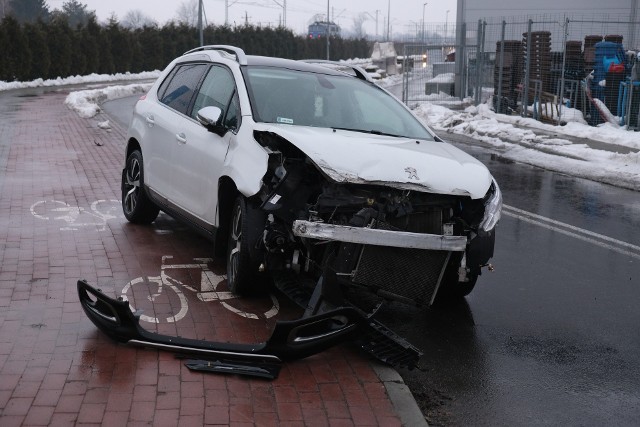 Do zdarzenia doszło we wtorek na ul. Heidi Wernerus-Neumann w Przemyślu.- Kierujący peugeotem, 35-letni przemyślanin jadąc w kierunku ul. Sybiraków, nie zatrzymał się przed znakiem STOP i wjechał na niestrzeżony przejazd kolejowy. Mężczyzna uderzył w bok lokomotywy poruszającej się w stronę Medyki – powiedziała asp. sztab. Magdalena Stecura z KMP w Przemyślu. 35-latek przewoził 2-letnie dziecko. Nikomu nic się nie stało. Kierowca peugeota i maszynista, byli trzeźwi.Policjanci ustalili, że 35-latek kierował peugeotem mimo sądowego zakazu. Funkcjonariusze ukarali go mandatem karnym w wysokości 500 zł i skierowali wniosek do sądu o ukaranie. ZOBACZ TEŻ: W Żurawicy pod Przemyślem audi zderzyło się z oplem. Poszkodowane zostały dwie osoby