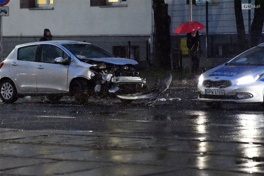 Wypadek na skrzyżowaniu al. Wojska Polskiego i ul. Piotra Skargi w Szczecinie. Zderzyły się dwa samochody - 8.01.2021