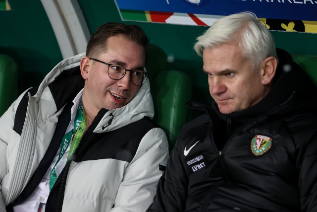 Dyrektor sportowy Śląska Wrocław David Balda (z lewej) wszystkie decyzje kadrowe konsultuje z Jackiem Magierą. To trener ma decydujący głos przy transferach Śląska