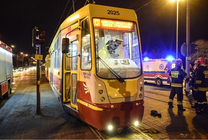 Pieszy śmiertelnie potrącony przez tramwaj na al. Włókniarzy [zdjęcia]