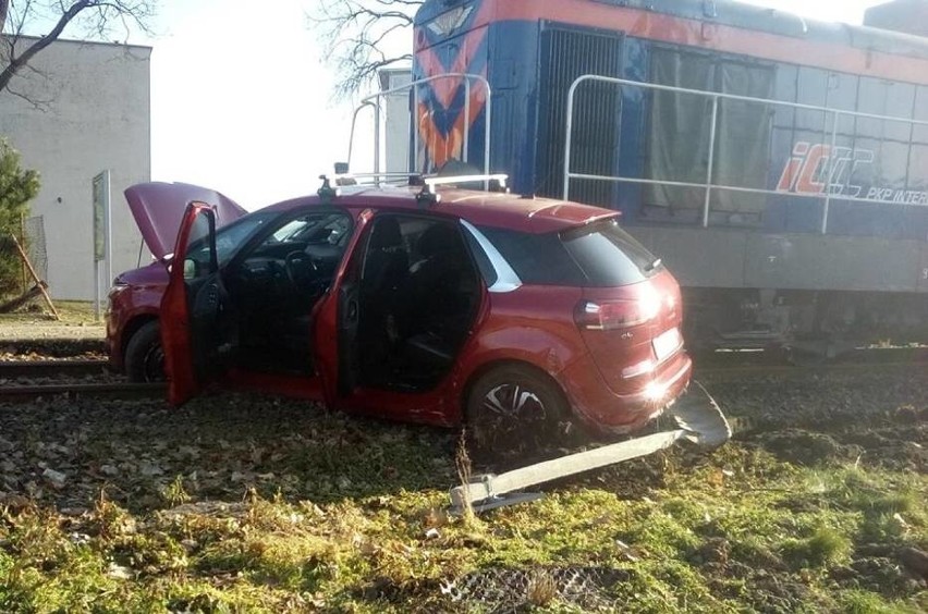 Zderzenie osobówki z lokomotywą na przejeździe kolejowym 