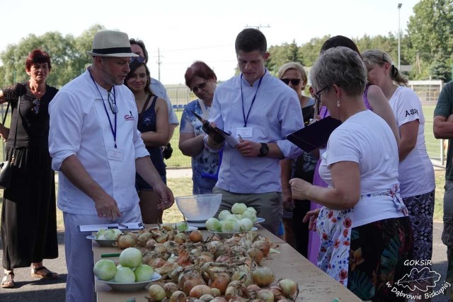 Było gorąco, smacznie i jeszcze raz gorąco, tak w dużym skrócie można opisać VII już Brokułowo - Cebulowy Festiwal Smaku, który odbył się w niedzielę w Parku Gminnym w Dąbrowie Biskupiej.„Zagłębie brokułowo-cebulowe”, za jakie uchodzą tereny Gminy Dąbrowa Biskupia gościło przedstawicieli pozostałych gmin powiatu inowrocławskiego. Swoich przedstawicieli wysłały gminy: Kruszwica – Koło Gospodyń Wiejskich Sołectwa Popowo, Inowrocław – Stowarzyszenie Kobiet Wiejskich Gminy Inowrocław, Złotniki Kujawskie – Koło Gospodyń Wiejskich Dąbrówka Kujawska, Janikowo – Stowarzyszenie Przyjaciół Sołectwa Góry, Gniewkowo – Koło Gospodyń Wiejskich „Kubaba” w Zajezierzu, Rojewo – Koło Gospodyń Wiejskich Mierogoniewice, Inowrocław - Stowarzyszenie Gospodyń Wiejskich Gminy Inowrocław oraz oczywiście nie mogło zabraknąć przedstawiciela gminy „organizatora”, czyli z Dąbrowy Biskupiej – Stowarzyszenie Kobiet Wiejskich „Niezapominajki”.- Myślę, że ten festiwal to nasza wizytówka. To podziękowanie i pochwalenie się tym co mamy najcenniejszego, czyli naszymi rolnikami, którzy tak ciężko pracują dla dobra nas wszystkich - mówił wójt Dąbrowy Biskupiej Marcin Filipiak.Następnie uczestnicy Festiwalu Smaku udali się podziwiać i korzystać z gościnności stoisk gminnych, oferujących pyszności brokułowo – cebulowe. Jednocześnie do intensywnej pracy przystąpiło jury oceniające kunszt kulinarny. Szefem tego szacownego gremium był Grzegorz Świtała - kucharz, restaurator, a pomagali mu: Andrzej Zieliński - kucharz oraz Agata Marciszewska - dyrektor Biura LGD Czarnoziem na soli. W tym samym czasie na scenie zagościł zespół Acoustic Berry, który zagrał i zaśpiewał największe szlagiery muzyki rozrywkowej.Oto wyniki:- pierwsze miejsce w kategorii „Najlepsza Potrawa z Brokułem” dla Stowarzyszenie Przyjaciół Sołectwa Góry;- drugie miejsce dla Stowarzyszenie Kobiet Wiejskich Gminy Inowrocław;- trzecie miejsce dla Koło Gospodyń Wiejskich Dąbrówka Kujawska.Konkurs na najlepsze potrawy z cebulą:- pierwsze miejsce zajęło Stowarzyszenie Kobiet Wiejskich „Niezapominajki”;- drugie miejsce – Koło Gospodyń Wiejskich „KUBABA” w Zajezierzu;- trzecie miejsce Koło Gospodyń Wiejskich Mierogoniewice.Po konkursie kulinarnym nadszedł czas na konkursy na: „Mistrza Różyczkowania Brokuły” oraz „Mistrza Obierania Cebuli”.W pierwszej dyscyplinie zwyciężyła pani Ewa Baran, drugie miejsce zajęła Monika Barczak a na trzecim miejscu uplasowała się Jolanta Jędrzejewska.Mistrzem w obieraniu cebuli została Anna Wieczorek, wicemistrzem Dorota Fryczkowska i wreszcie drugim wicemistrzem została Danuta Poniewierska.Jury wybrało również „Najciekawsze stoisko”. I tak w tej konkurencji pierwsze miejsce zajęło Stowarzyszenie Przyjaciół Sołectwa Góry, na drugim miejscu znalazło się Koło Gospodyń Wiejskich „KUBABA” w Zajezierzu, a na najniższym podium stanęło Koło Gospodyń Wiejskich Sołectwa Popowo.Tak jak i podczas poprzednich tegorocznych imprez w Dąbrowie Biskupiej i tym razem dzieci z grupy tanecznej „Świeżaki” i „Słodziaki” wystąpiły przed licznie zebraną publicznością. Warto nadmienić, że dzieci zebrały gromkie brawa po swoim występie.Na koniec odbyła się impreza taneczna. Muzykę dla wszystkich przygotował DJ Tomek.