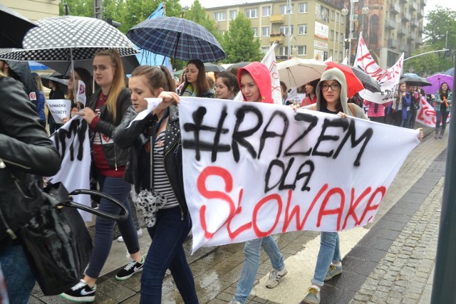 Uczniowie, nauczyciele i absolwenci szkoły protestowali podczas specjalnego marszu przeciwko przeprowadzce