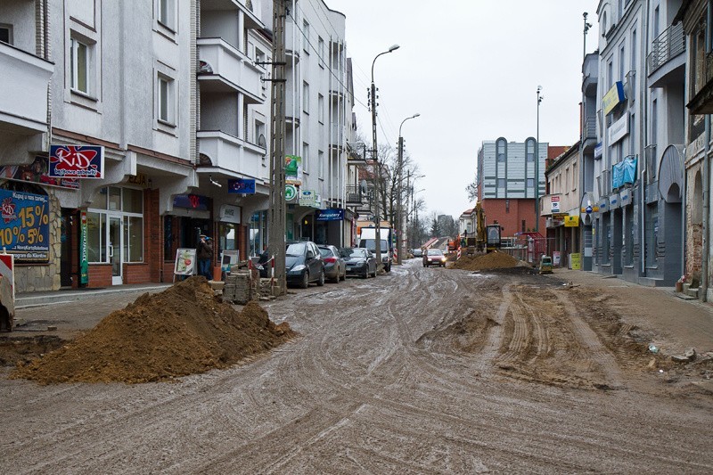 Na Warszawskiej drogowcy zaczęli w piątek układać warstwę...